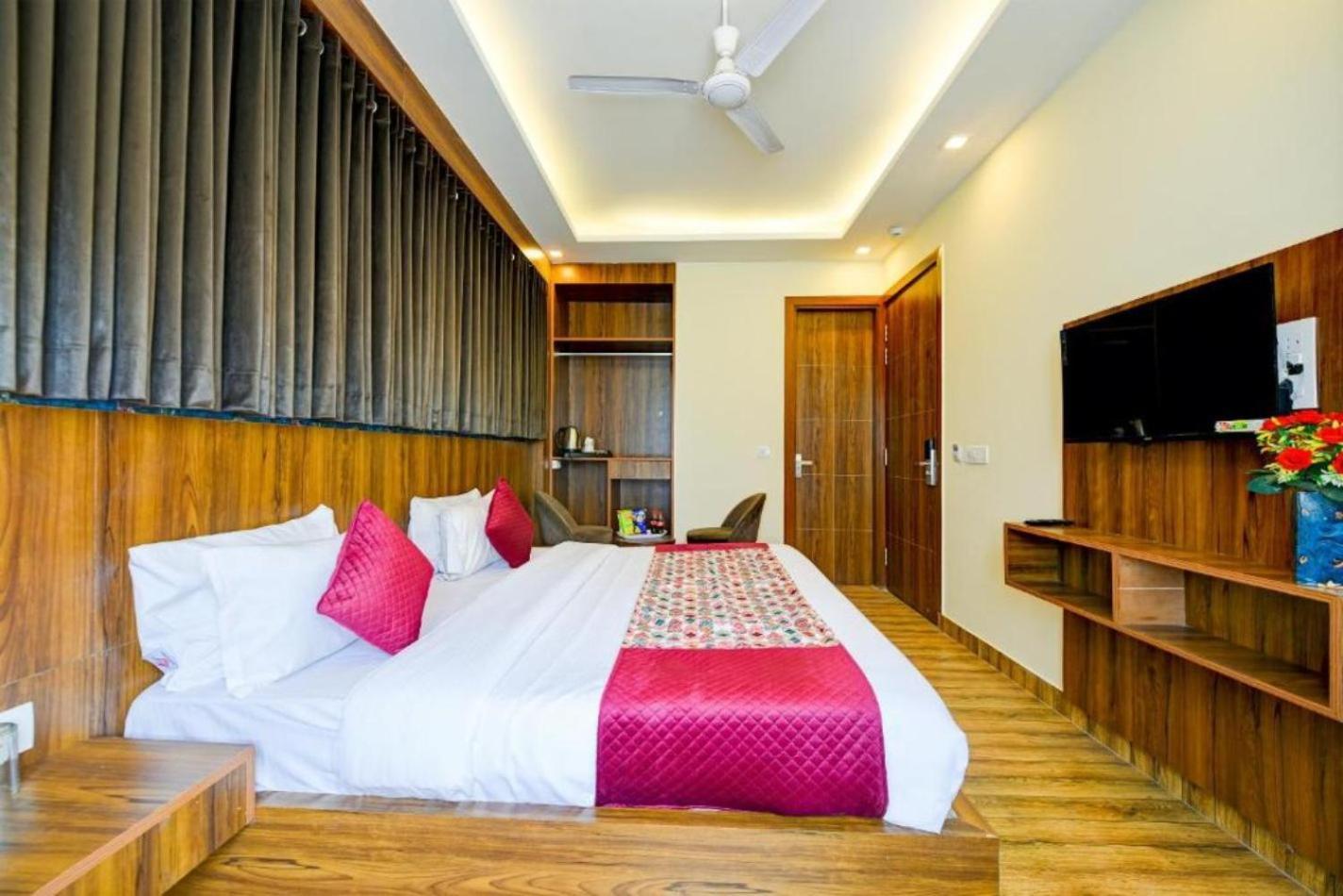 Rosewood Suites A Family Hotel Near Delhi Airport นิวเดลี ภายนอก รูปภาพ